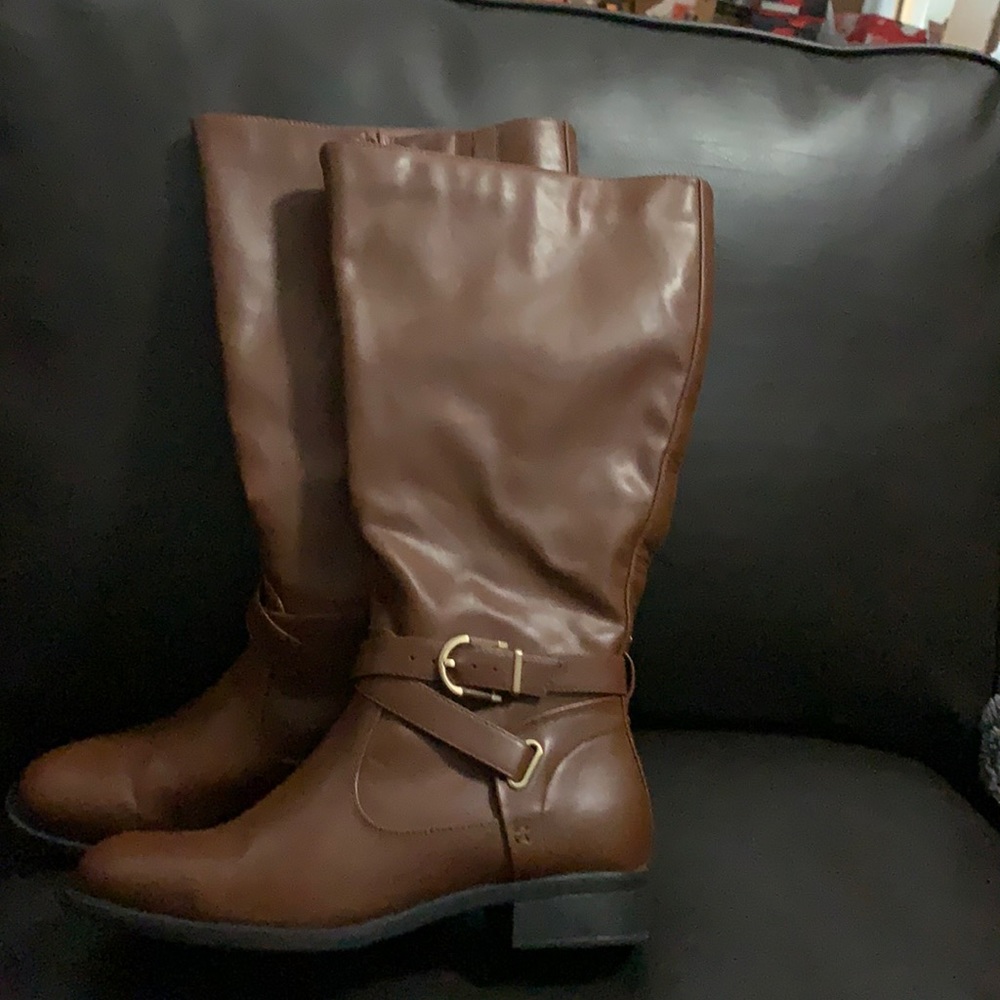 Bass. Below the knee. Zipper with extended calf for a better fit. Brown. Size 9.